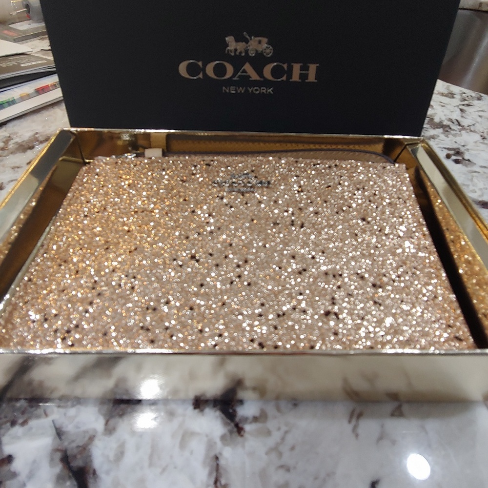 HOLIDAY LIMITED EDITION GIFT WRISTLET